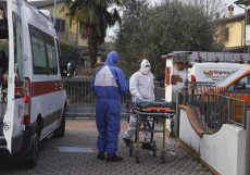 Personale medico dell'Ospedale di Codogno si occupa del trasferimento in ambulanza di un contagiato da coronavirus.
