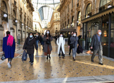 Con le mascherine sul volto si passeggia in Galleria Vittorio Emanuele, Milano.