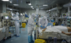 Personale medico cura i pazienti di coronavirus in un ospedale a Wuhan, Cina.