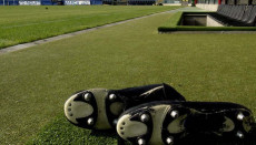 Un paio di scarpe da calcio sul terreno dello stadio di Bergamo.