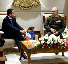 Il ministro degli Esteri Luigi Di Maio durante l'incontro a Bengasi con il generale Khalifa Haftar. Immagine d'archivio.
