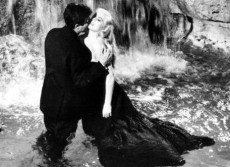 Il bacio tra Marcello Mastroianni e Anita Ekberg nella Fontana di Trevi sul set della ''Dolce Vita '' in una foto di scena del film di Federico Fellini.