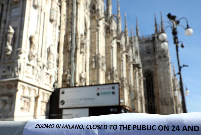 Il Duomo di Milano è stato chiuso per evitare contatti pericolosi da coronavirus