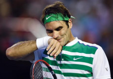 Il campione svizzero Roger Federer si asciuga il sudore durante il partito contro Novak Djokovic all'Aperto di Australia .