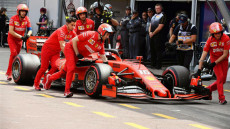 Il team Ferrari riceve un auto allo stop pit.