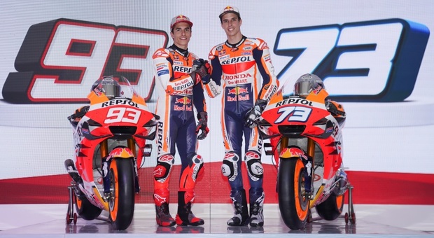 I fratelli spagnoli Marc (S) ed Alex Marquez (D) campioni di Motogp e Moto2 rispettivamente con le nuove moto Honda.