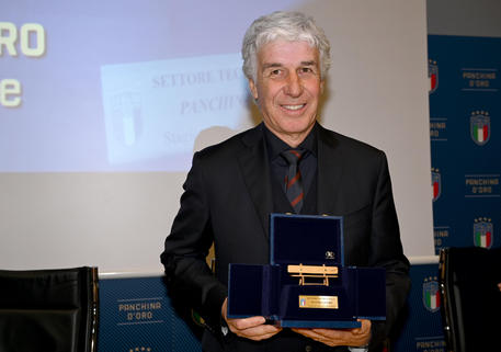 Gian Piero Gasperini posa per i fotografi con il premio della Panchina d'Oro a Coverciano, Firenze,
