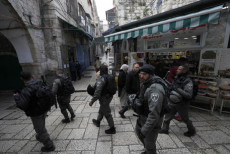 Una pattuglia della polizia Israeliana cammina nella cittá vecchia di Gerusalemme.