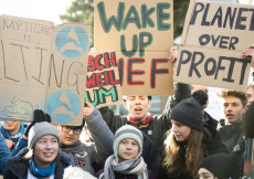 L'attivista svedese Greta Thunberg guida una folla di giovani a Bristol, Gran Bretagna.