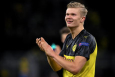 Il giovane talento norvegese del Borussia Dortmund, Erling Haaland, applaude dopo la vittoria sul Paris Saint-Germain, raggiunta con una doppietta personale.