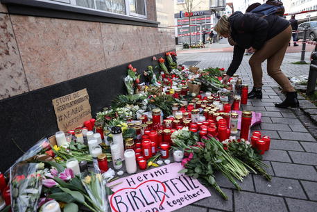 Fiori e candele depositate in memoria delle vittime dell'attacco terroristico a Hanau, in uno dei luoghi della strage. Germania.