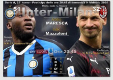 Il tabellone del derby Inter-Milan Con le foto di Lukaku e Ibrahimovic.