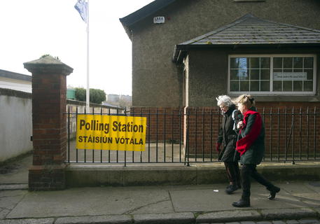 Irlanda, due persone si dirigono ad un seggio per votare..
