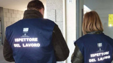 Ispettori del lavoro svolgono una attivitá di accertamento in una azienda nel Foligano.
