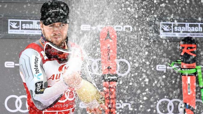 Il norvegese Aleksander Kilde stappa la bottiglia di spumante nel podio del Super Gigante di Saalbach.