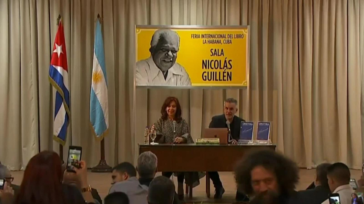 Cristina Kirchner durante la presentazione del suo libro "Sinceramente" alla Feria del Libro all'Avana, dove pronunció la polemica frase sulle origine italiane "mafiose" dell'ex presidente argentino Mauricio Macri.