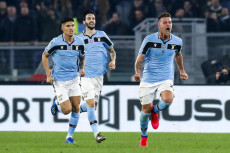 La felicità di Sergej Milinkovic-Savic dopo il gol del 2-1 con cui la Lazio batte l'Inter.