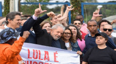 L'ex presidente brasiliano Luiz Inacio "Lula" da Silva é accolto dai sduoi sostenitori all' uscita dal carcere di Curitiba il 9 novembre 2019. (elpaís.com)