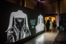 Giornalisti e pubblico alla presentazione di 'About Time: Fashion and Duration' al Museo d'Orsay in Parigi.