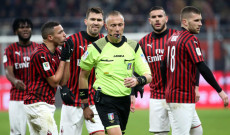 I giocatori del Milan protestano con l'arbitro Paolo Valeri per il rigore concesso alla Juventus
