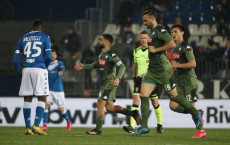 Lorenzo Insigne festeggia il gol che porta in parità (1-1) il Napoli a Brescia. Immagine d'archivio.