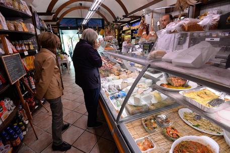 Un negozio di generi alimentari a Pisa.