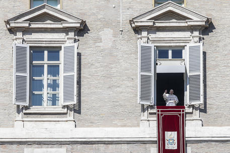 Papa Francesco, dalla finestra del palazzo del Vaticano, durante l'omelia dell'Angelus..