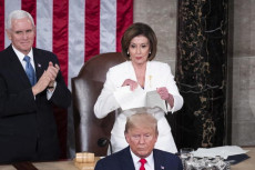 La "speaker" del Congresso Nancy Pelosi (D) strappa il discorso sullo stato dell'Unione di Trump, in un gesto di stizza. Pelosi sta al fronte del processo dell'impeachment contro il presidente statunitense.