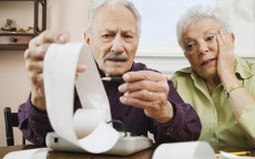 Una coppia di pensionati fa i conti delle spese