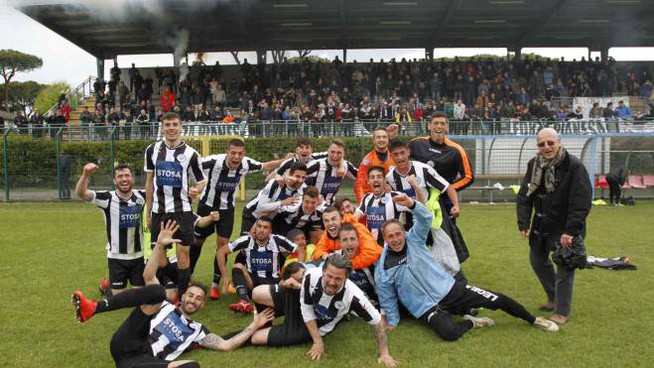 I giocatori della Pianese esultano per la promozione alla serie C nel 2019.