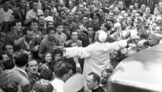 Papa Pio XII si rivolge ai romani in una foto d'archivio.