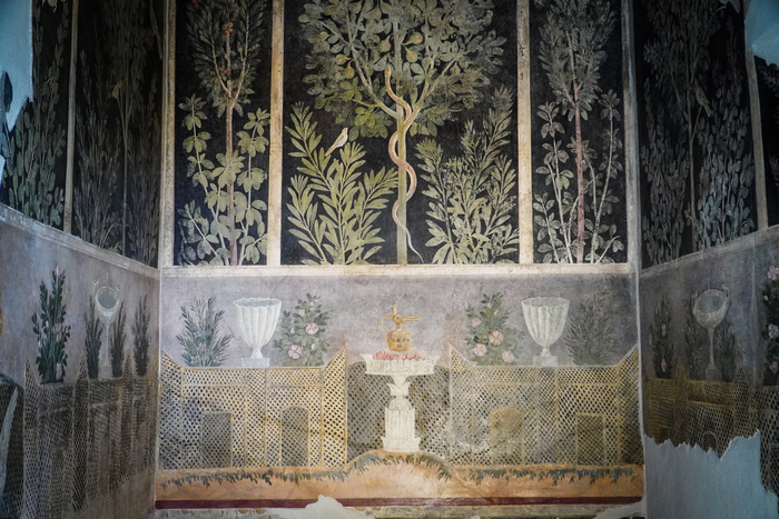 Il restauro nella Casa del Frutteto nel Parco Archeologico di Pompei.