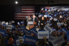 Il senatore Bernie Sanders parla ai suoi sostenitori durante un comizio per le primarie democratiche al caucus di Des Moines, Iowa. USA.
