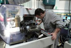 Un'operaio metalmeccanico al lavoro in un'immagine d'archivio.