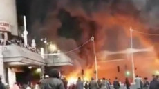 Fiamme e fumo vicino alla gare di Lyon nelle proteste contro il concerto del rap congolese Fally Ipupa. (Larepubblica)