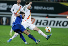 Milad Mohammadi del KAA Gent (S) e Carles Perez della Roma in azione durante la partita di Europa League al KAA Gent Stadium in Ghent, Belgio.