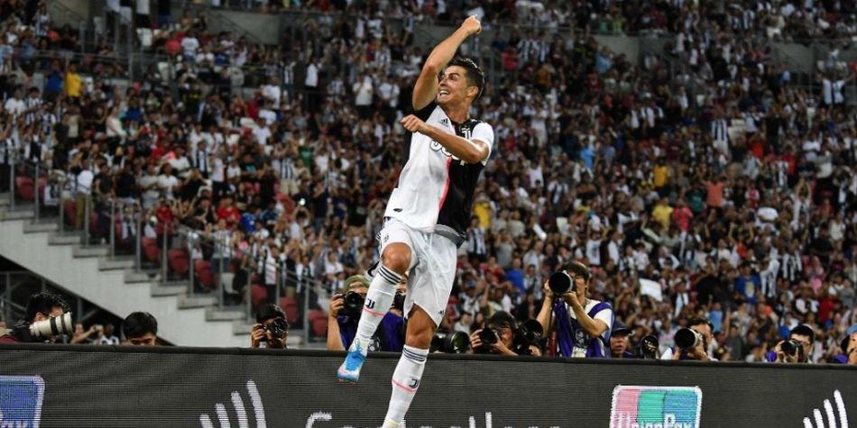 Ronaldo esulta dopo aver segnato un gol.