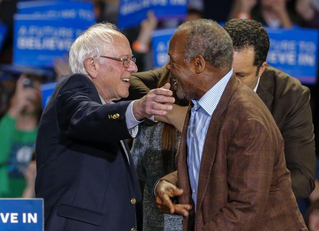 Il candidato dem Bernie Sanders (S) e l'attore di Hollywood Danny Glover in un rally di campagna elettorale a Greenville, South Carolina, nel 2016.