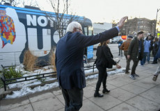 Il candidato progressita radicale Bernie Sanders saluta al pubblico mentre cammina per strada in una foto d' archivio.
