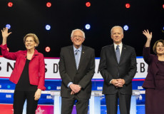 Alcuni candidati dem al dibattito Tv. Da sinistra: Elizabeth Warren, Bernie Sanders, Joe Biden e Amy Klobouchar.