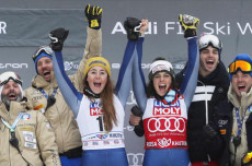 e Sofia Goggia festeggiano il primo e il secondo posto nel SuperG a Sochi.