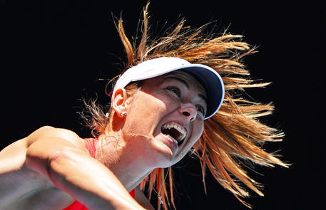 La russa Maria Sharapova in azione contra Donna Vekic di Croatia al Aperto di Australia Grand Slam in Melbourne, Australia.