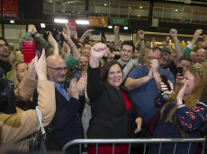 La presidenta del Sinn Fein Mary Lou McDonald (C) saluta ai seguitori dopo essere stata eletta nella sua Dublino.