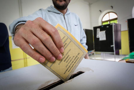 Le operazioni di voto in un seggio di Napoli, 23 Febbraio 2020.