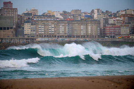 Tempesta Ciara: mareggiata sulla costa a A Coruña, Spagna.