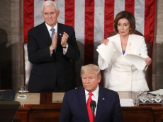 Trump conclude il suo intervento sullo stato dell'Unione mentre alle sue spalle nancy Pelosi, speaker della Camara straccia il suo discorso
