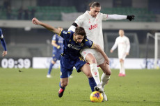 Contrasto tra Fabio Borini e Adrien Rabiot nella partita vinta dal Verona contro la Juventus.