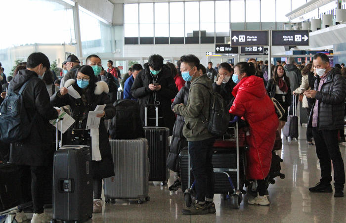 Viaggiatori cinesi all'aeroporto di Fiumicino durante i controlli per il coronavirus.