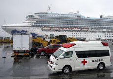 Un ambulanza trasporta un malato dal Diamond Princess. in Giappone.