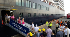 Passeggeri della nave Westerdam scendono a Cambogia
